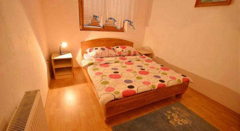Posteľ alebo postele v izbe v ubytovaní Apartment in Rakovica with balcony, air conditioning, Wi-Fi (601-2)