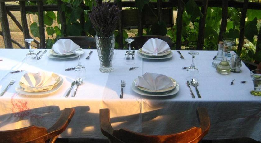 Reštaurácia alebo iné gastronomické zariadenie v ubytovaní Apartment in Rakovica with balcony, air conditioning, Wi-Fi (601-2)