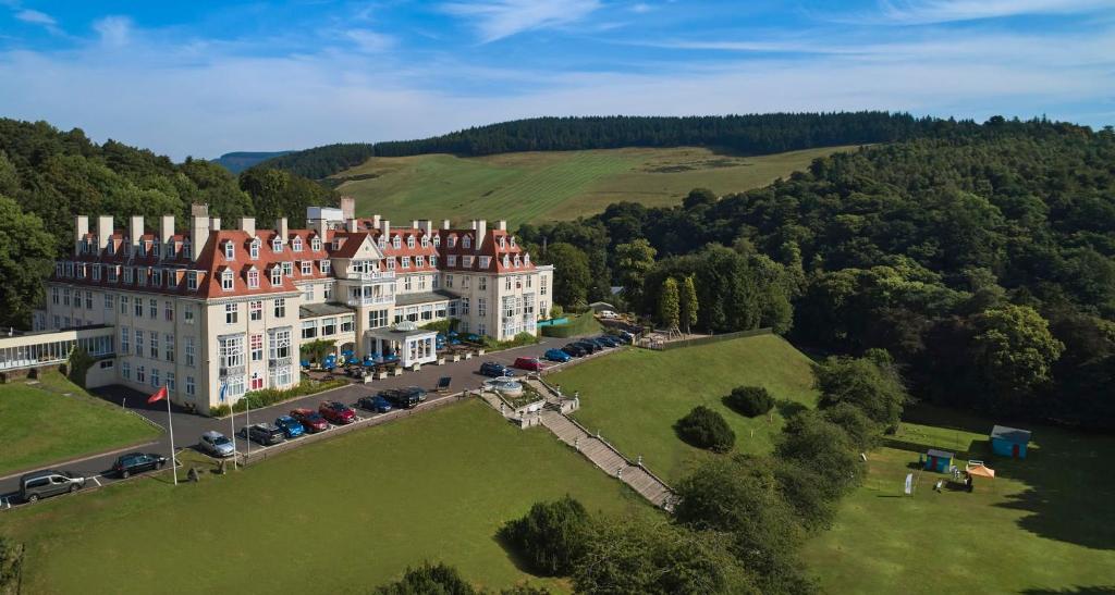 une vue aérienne sur un grand bâtiment sur un champ verdoyant dans l'établissement Peebles Hydro, à Peebles