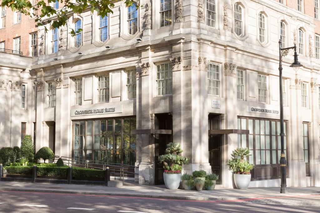 een groot wit gebouw met planten ervoor bij Grosvenor House Suites in Londen