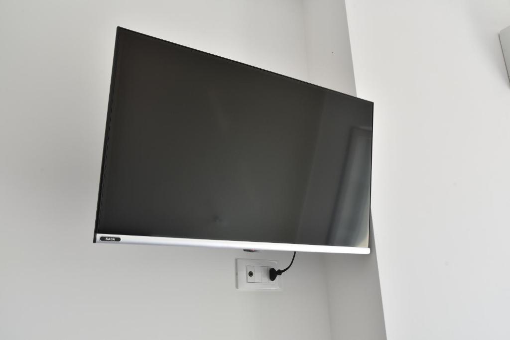a flat screen tv hanging on a wall at Villa Caravaggio Comfort e Relax in Rocca San Giovanni