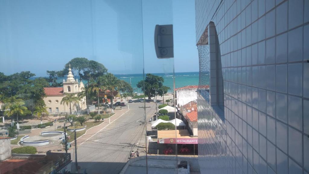 聖何塞皇冠大的住宿－Lindo apartamento frente ao mar.，从大楼欣赏到城市街道的景色