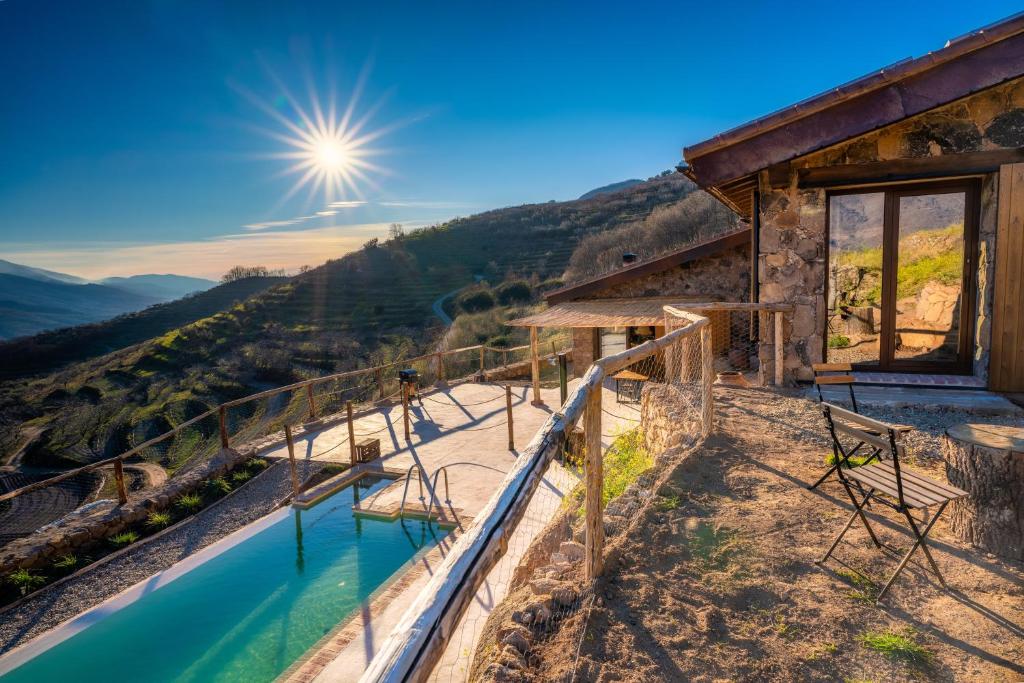 a house with a swimming pool with a view at Cerrás Agroturismo in Jerte