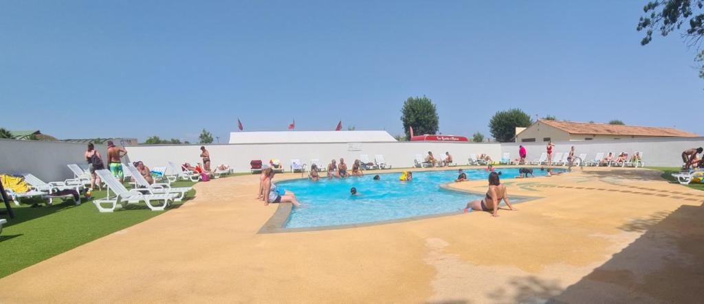 Bazén v ubytování Camping LES PEUPLIERS nebo v jeho okolí