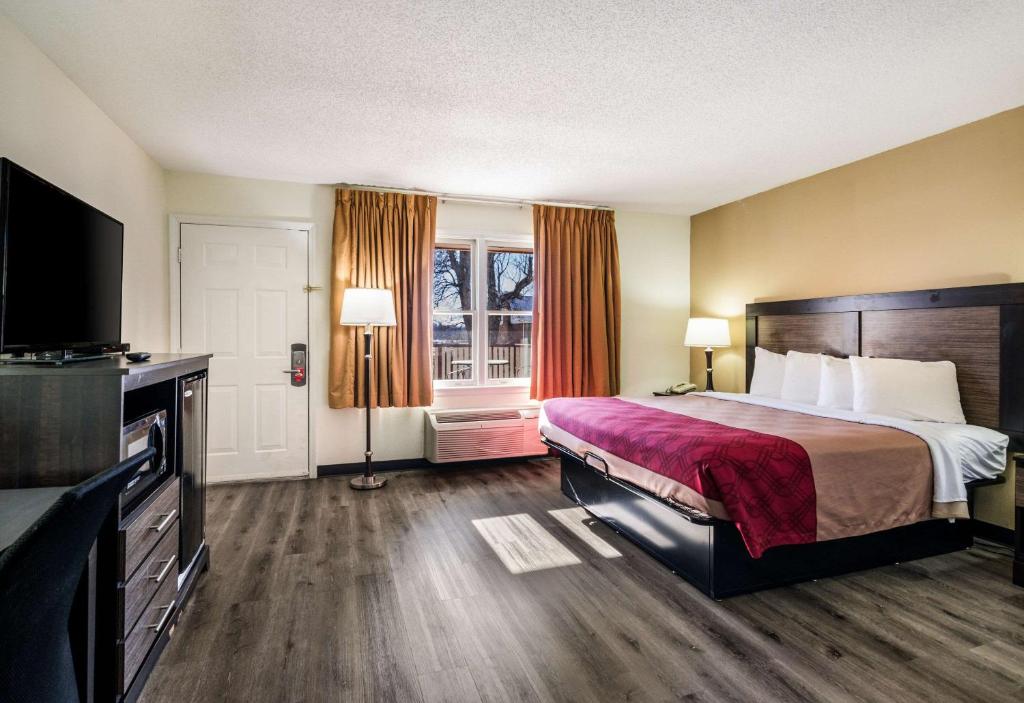 a hotel room with a bed and a television at Econo Lodge Glade Springs I-81 in Glade Spring