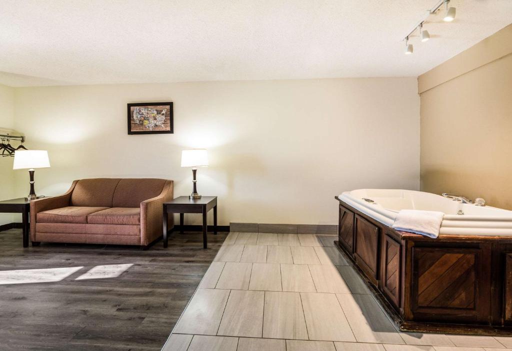 a living room with a tub and a couch at Econo Lodge Glade Springs I-81 in Glade Spring