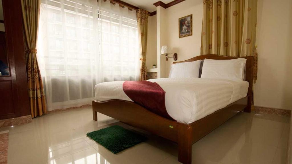 Postel nebo postele na pokoji v ubytování Bluebird Inn Pattaya