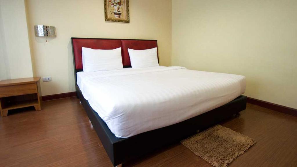 Postel nebo postele na pokoji v ubytování Bluebird Inn Pattaya