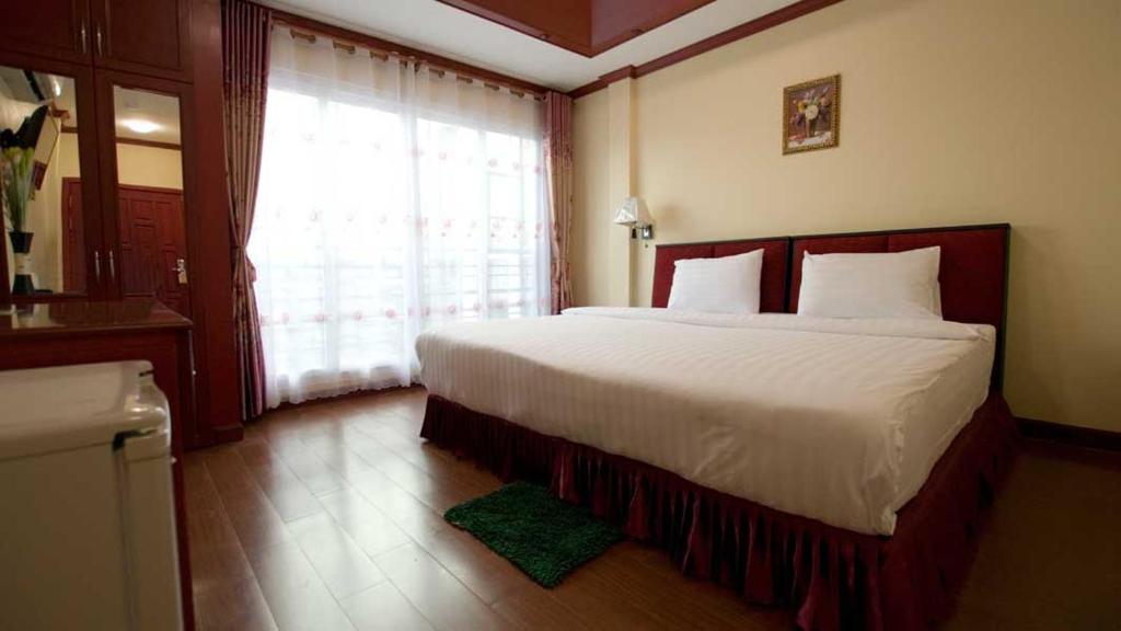 Postel nebo postele na pokoji v ubytování Bluebird Inn Pattaya