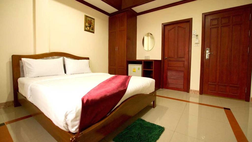 Postel nebo postele na pokoji v ubytování Bluebird Inn Pattaya