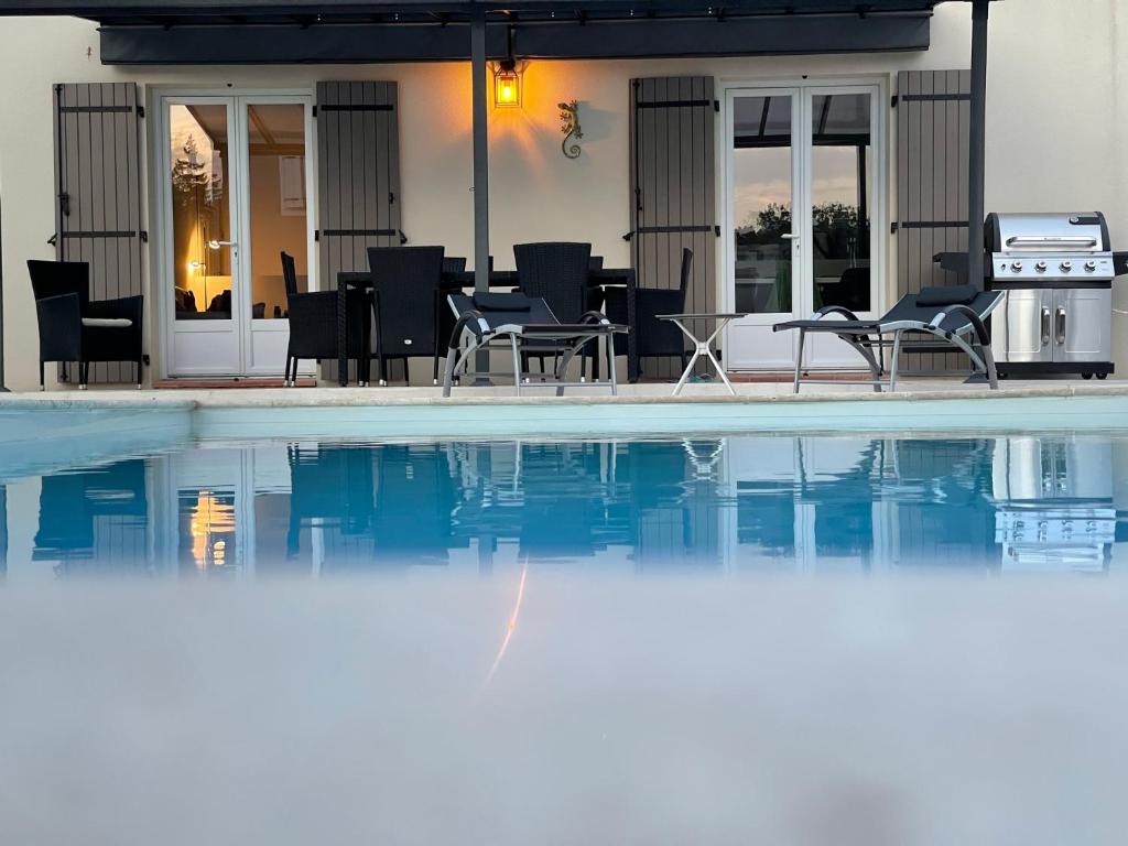 un gruppo di sedie e una piscina di Villa Bonheur - Provence - Côte d'Azur a Cabasse