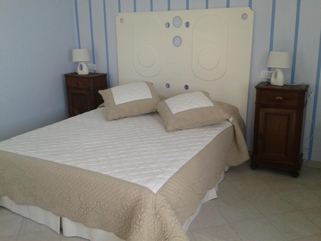 1 dormitorio con 1 cama grande y 2 mesitas de noche en Le Sirene, en Tellaro