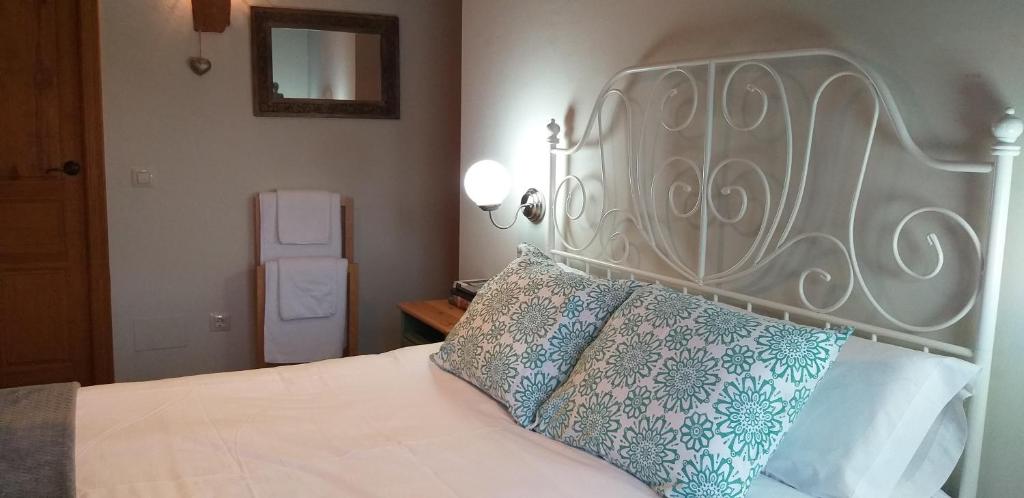 A bed or beds in a room at Gestiona2R - Casa rural Matias Mar y Montaña ideal Familias