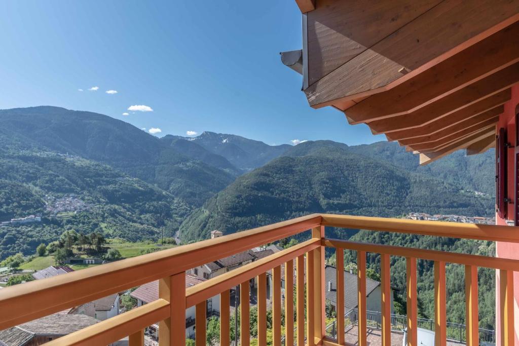 a balcony with a view of mountains at Appartamento alla Brisa Grauno Ospitar in Grauno