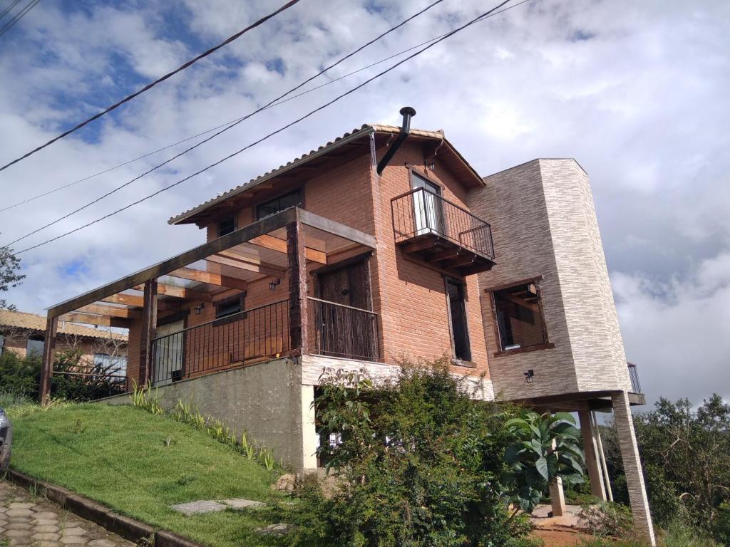 dom na szczycie wzgórza w obiekcie Casa Tapera Nova w mieście Conceição da Ibitipoca