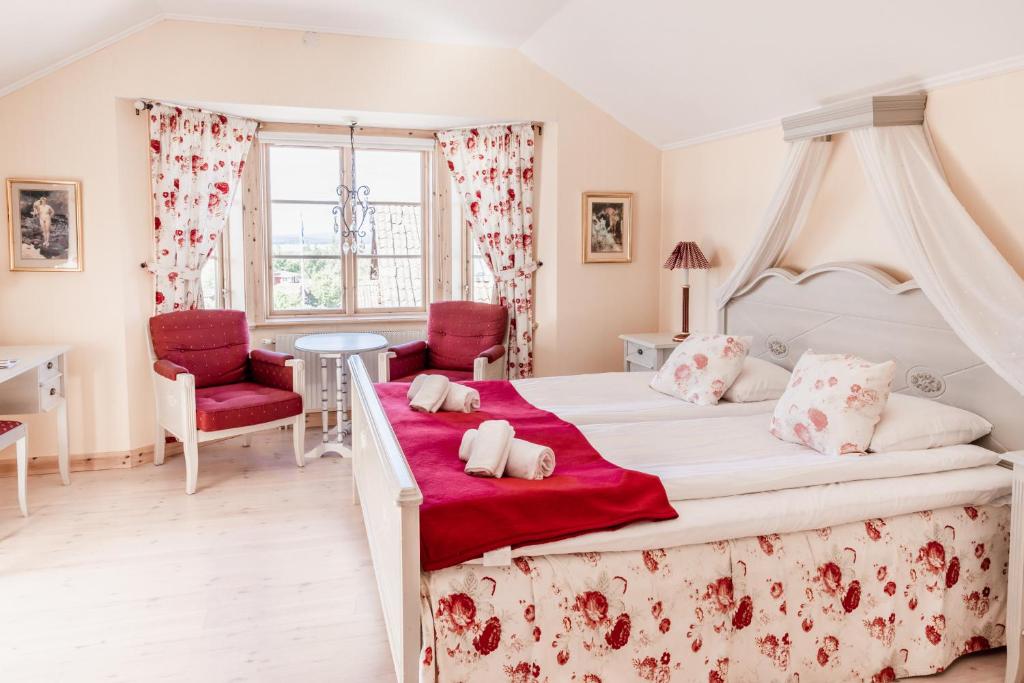 Postel nebo postele na pokoji v ubytování Hotell Klockargården