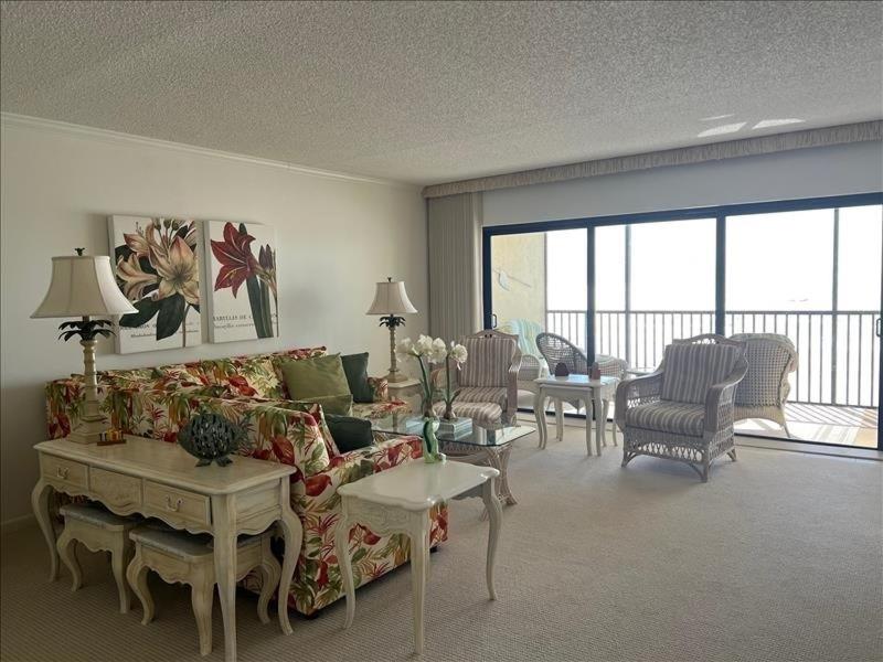 - un salon avec un canapé, des chaises et une table dans l'établissement Sea Oats 312 Condominium Condo, à Boca Grande