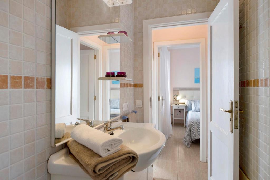 łazienka z umywalką i lustrem w obiekcie Apartamento Rocas Negras w Puerto del Carmen
