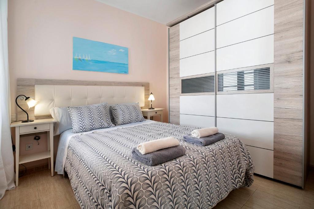 sypialnia z łóżkiem z 2 poduszkami w obiekcie Apartamento Rocas Negras w Puerto del Carmen