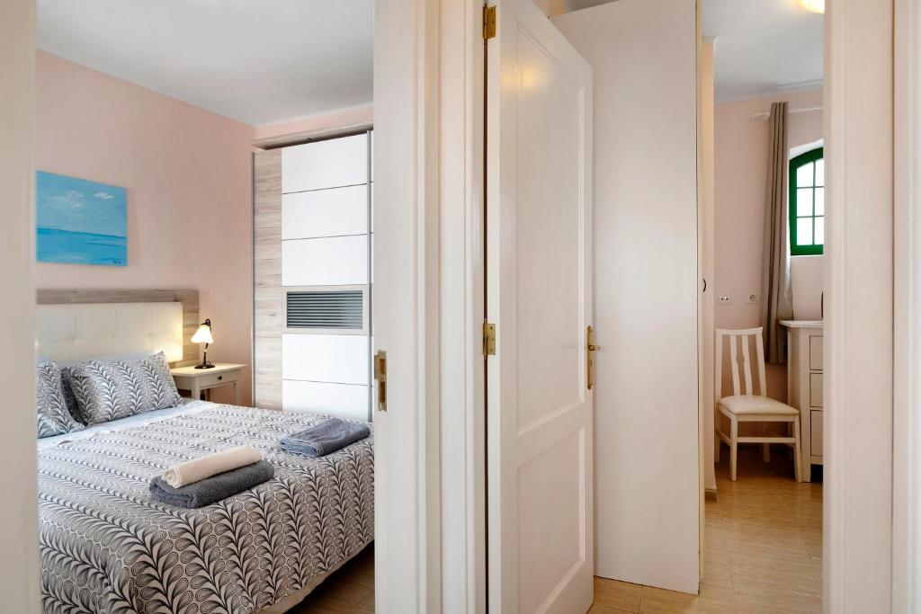 Łóżko lub łóżka w pokoju w obiekcie Apartamento Rocas Negras