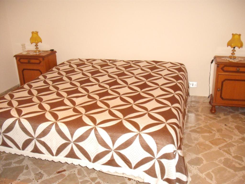卡拉塔菲米的住宿－Calatafimi Segesta - Appartamento Garibaldi，卧室内的一张床位,带2个床头柜