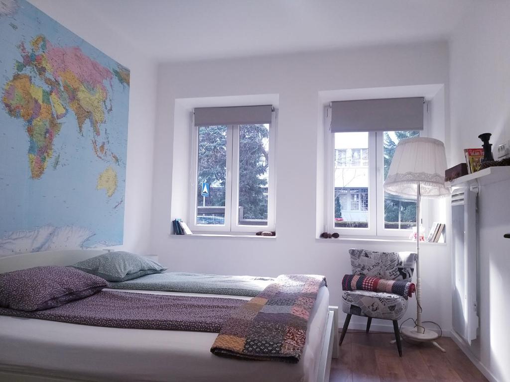 een slaapkamer met een bed met een kaart aan de muur bij Apartment Little Heaven - free Parking in Sarajevo