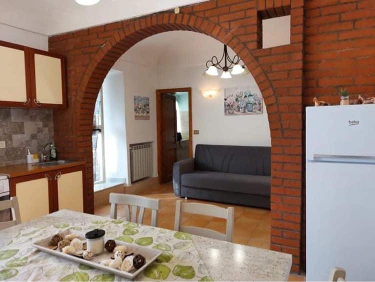 uma cozinha e uma sala de estar com uma mesa e um arco em Alloggio Turistico Lidia em Fiuggi
