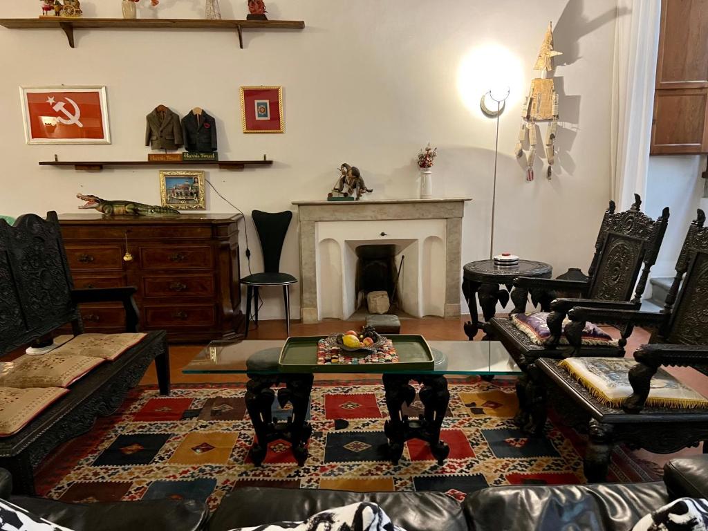 ein Wohnzimmer mit einem Tisch und einem Kamin in der Unterkunft Pasha Apartment in Florenz
