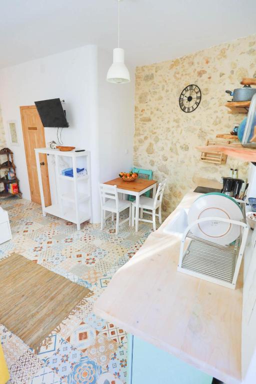 A kitchen or kitchenette at Ravi Boutique Home - 1 minute walk from beach
