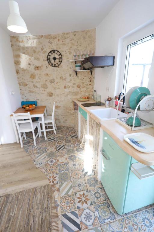 A kitchen or kitchenette at Ravi Boutique Home - 1 minute walk from beach