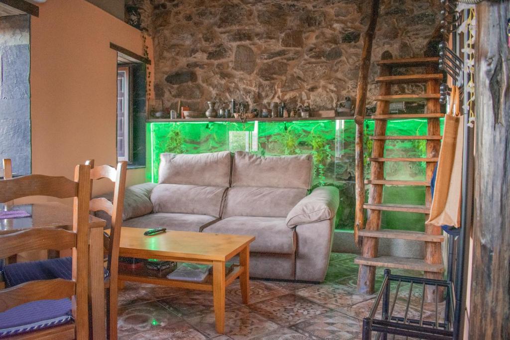 sala de estar con sofá y pared verde en Casa en zona medieval, en Monforte de Lemos