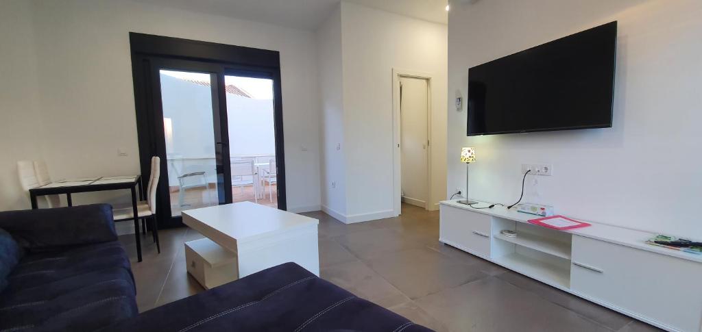 A television and/or entertainment centre at CARLOS APARTAMENTo