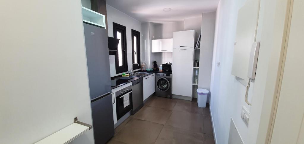 A kitchen or kitchenette at CARLOS APARTAMENTo