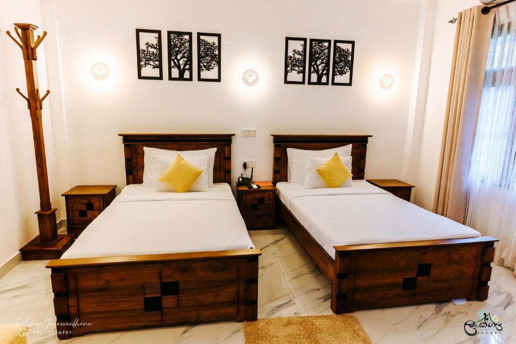 Postel nebo postele na pokoji v ubytování Lakegala Resort