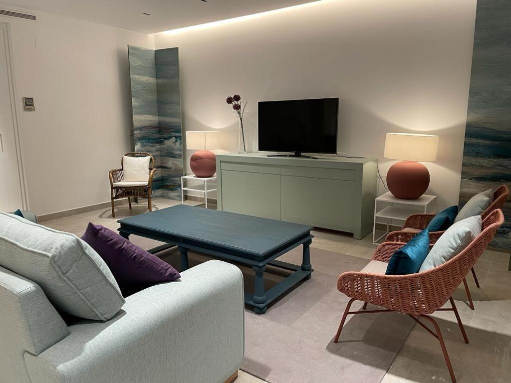 Televízia a/alebo spoločenská miestnosť v ubytovaní LyriosHomes Luxury Costa Ballena Beach
