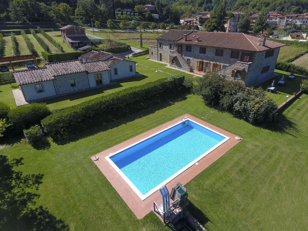 una vista aérea de un gran patio con piscina en Agriturismo Le Fornaci - Appartamento Bianco, en Mercatale