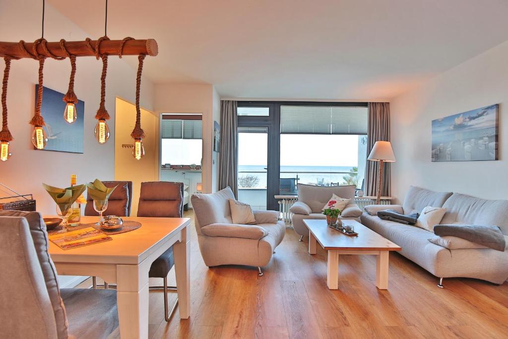 ein Wohnzimmer mit Sofas und einem Tisch in der Unterkunft Hanseat am Hang 3 - 5 Hanseat App 13 Traumnest in Scharbeutz