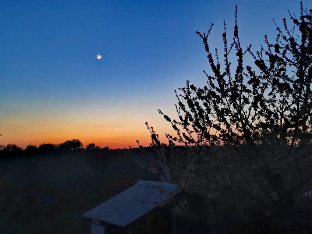 Východ nebo západ slunce při pohledu z chaty nebo okolí
