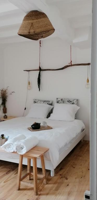 Postel nebo postele na pokoji v ubytování Abury, tables et chambres , randos et bien être à la montagne