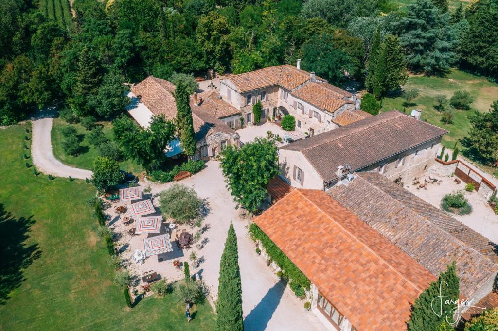 an aerial view of a large house with a yard at Mas des Comtes de Provence in Tarascon