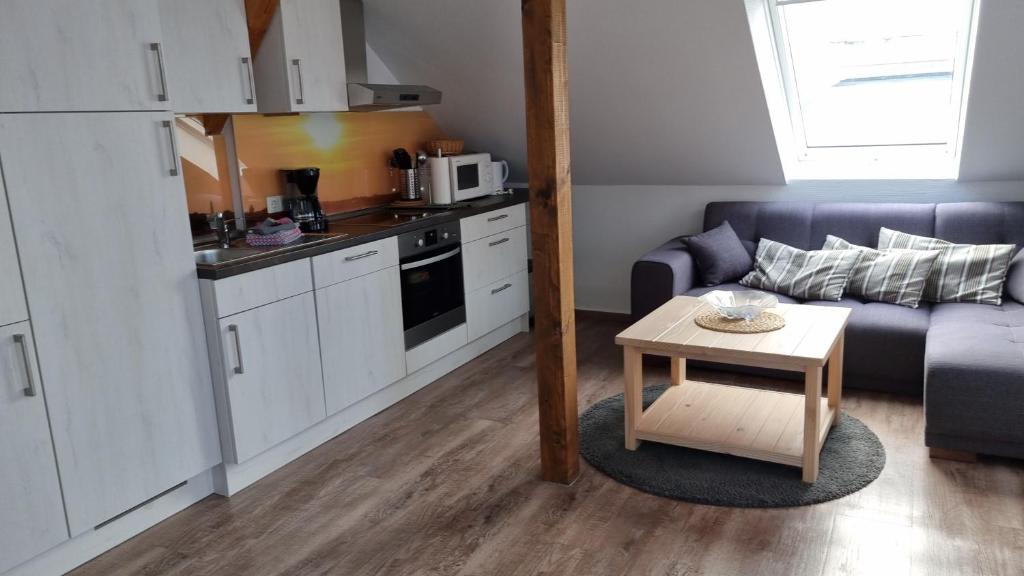 ボルクムにあるHaus Borkumitte Appartement Freyaのキッチン、リビングルーム(ソファ、テーブル付)