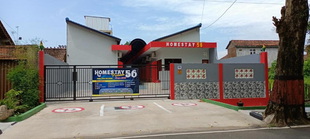 budynek z bramą przed domem w obiekcie Homestay Premium 56 w mieście Jepara