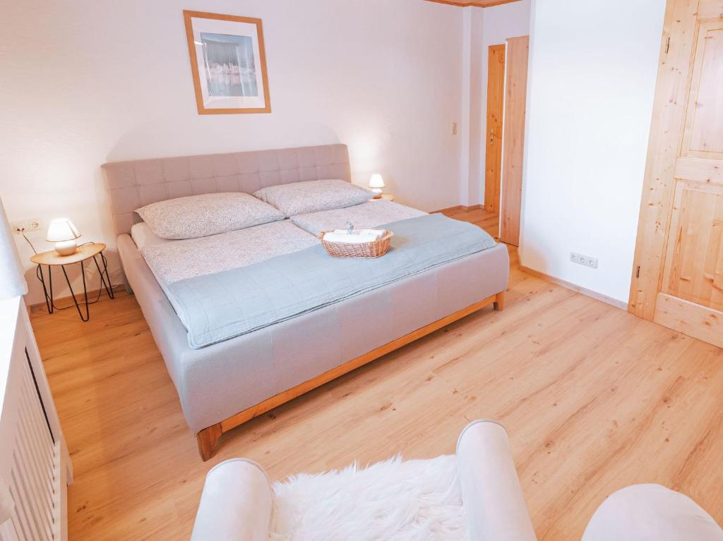 ein Schlafzimmer mit einem Bett und einem Korb darauf in der Unterkunft Apartment Toplitzsee in Gössl