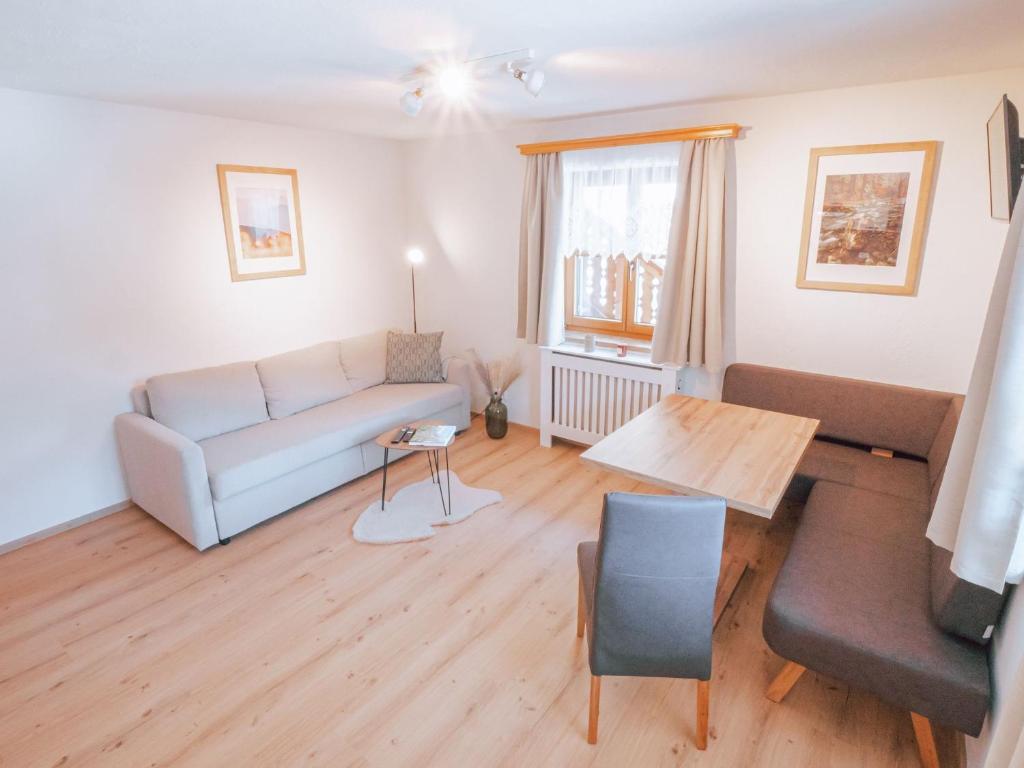 Ein Sitzbereich in der Unterkunft Apartment Haus Toplitzsee nahe dem Grundlsee und Toplitzsee