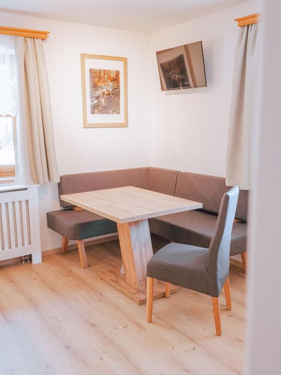 Ein Sitzbereich in der Unterkunft Apartment Haus Toplitzsee nahe dem Grundlsee und Toplitzsee