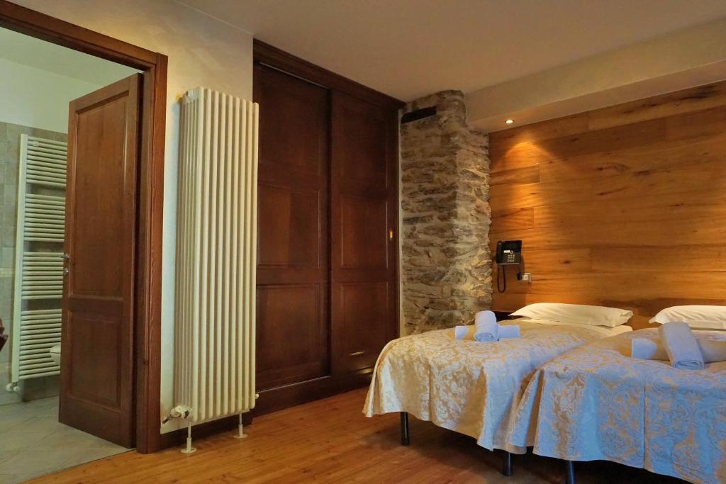 Postel nebo postele na pokoji v ubytování Pensione Albergo Diffuso Ceaglio Valle Maira