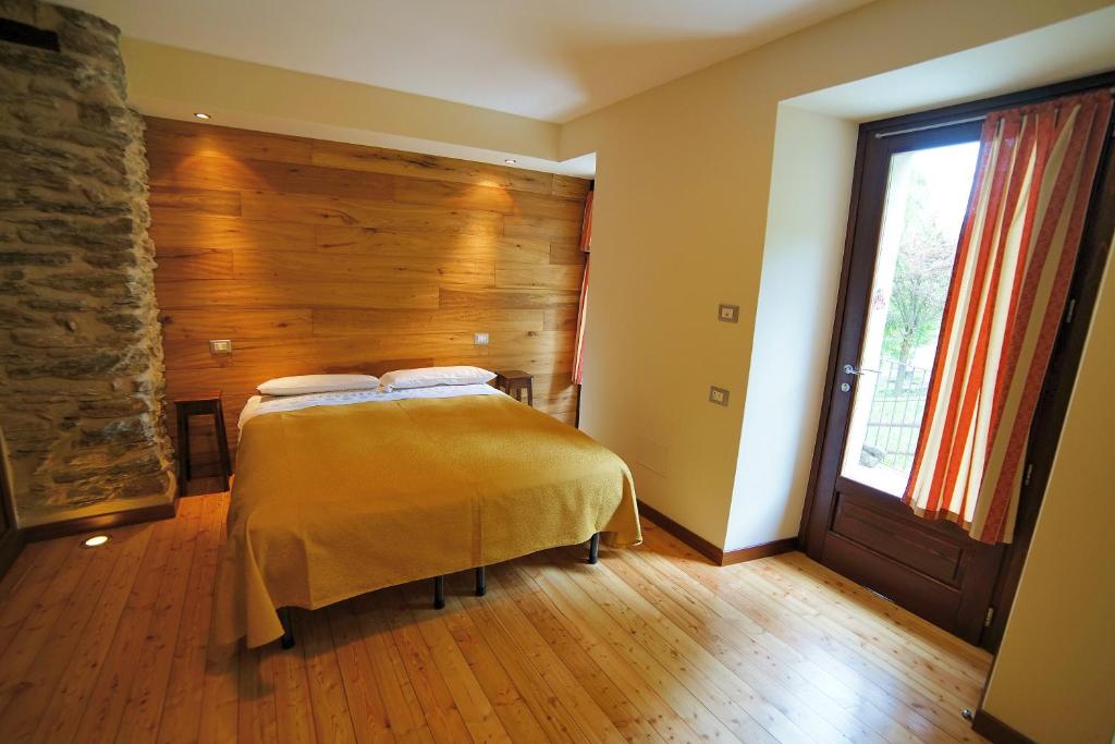 Postel nebo postele na pokoji v ubytování Pensione Albergo Diffuso Ceaglio Valle Maira