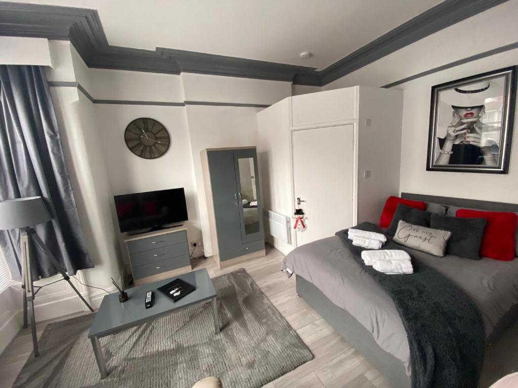 een slaapkamer met een bed en een televisie. bij Blackpool Abode - 124 Elite Apartments in Blackpool