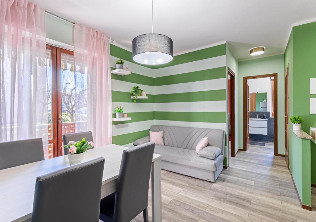 una sala da pranzo con strisce verdi e bianche sulle pareti di Garden house - con Terrazzo a Grugliasco