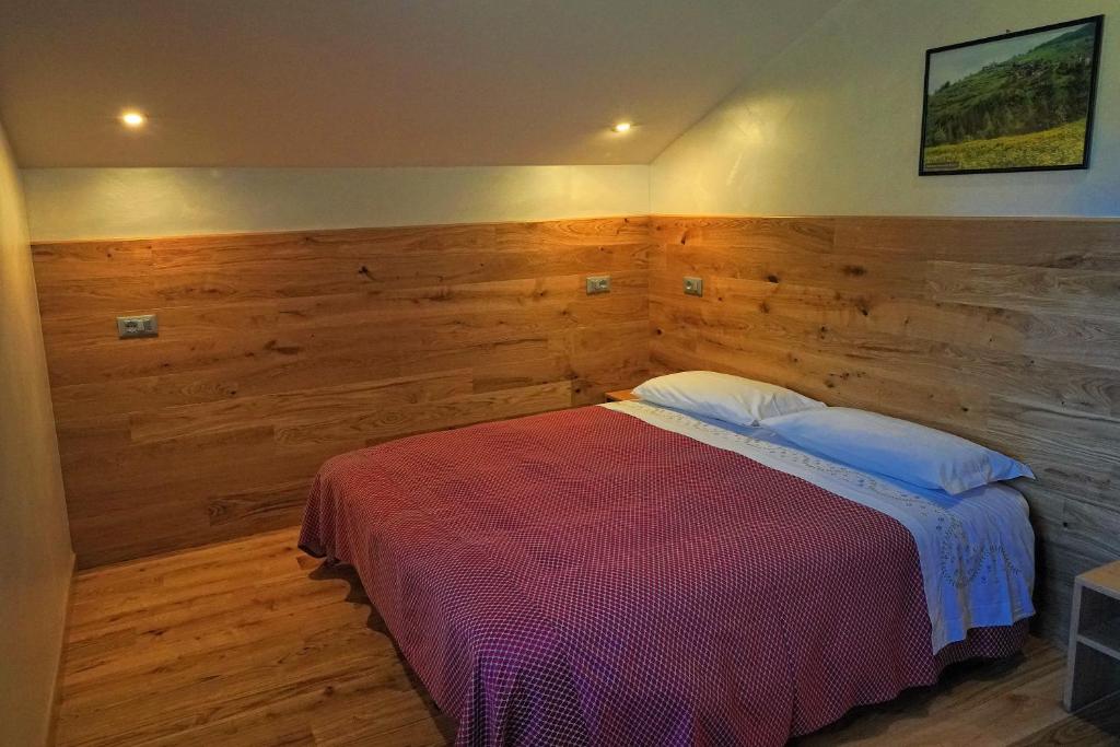 Postel nebo postele na pokoji v ubytování Pensione Albergo Diffuso Ceaglio Valle Maira
